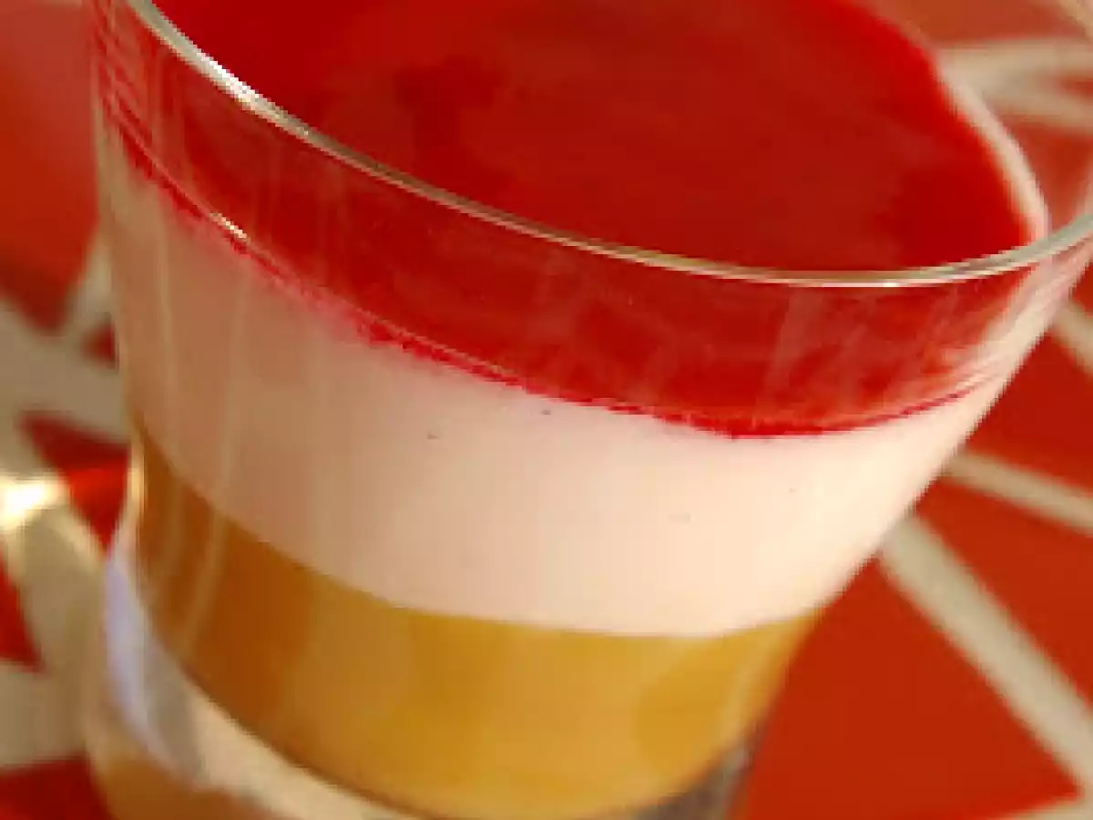 Verrine tricolore: compote de pomme, fromage blanc vanillé et coulis de groseilles