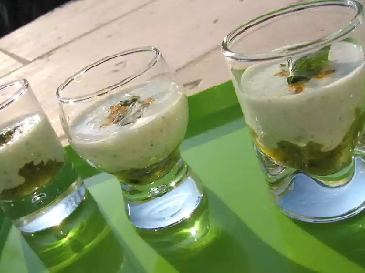 Verrine yaourt aux herbes sur courgettes au curry