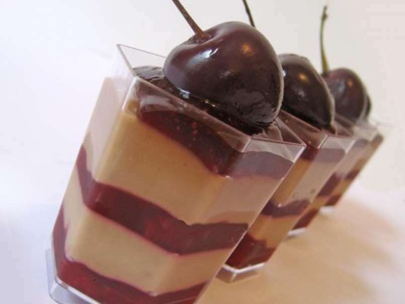 Verrines au chocolat gianduja parfumé aux cèpes et gelée de cerises à l'agar-agar, photo 1