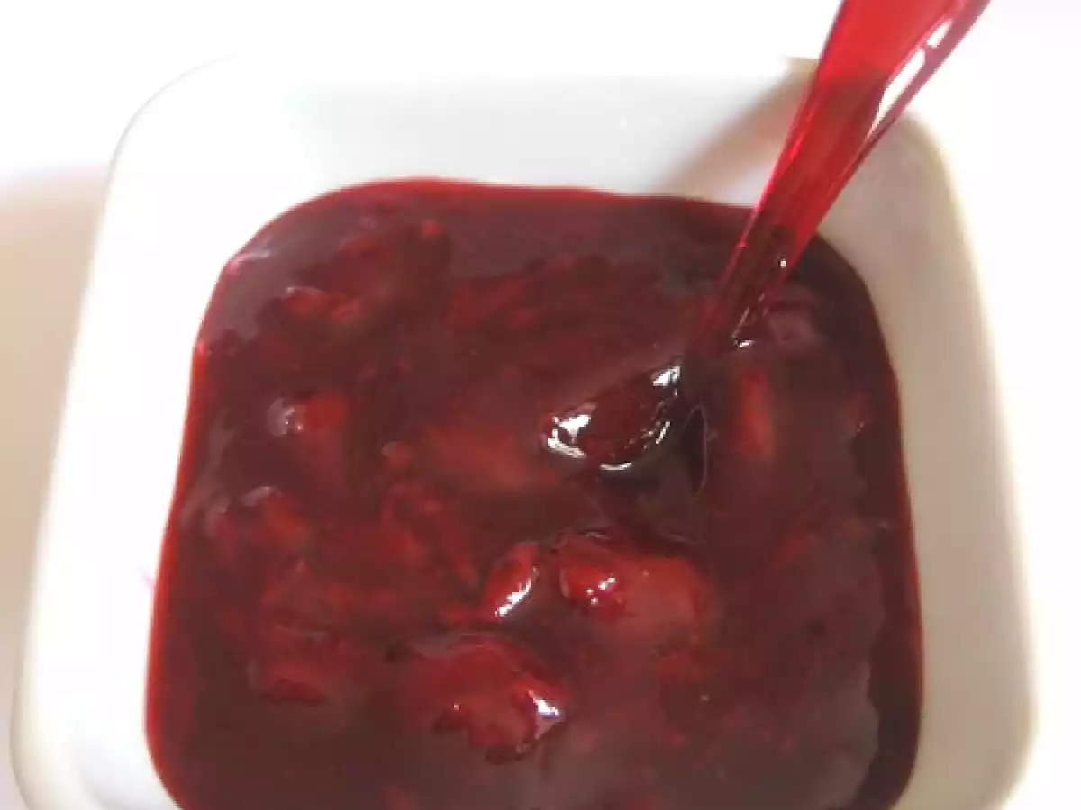 Verrines au chocolat gianduja parfumé aux cèpes et gelée de cerises à l'agar-agar - photo 2