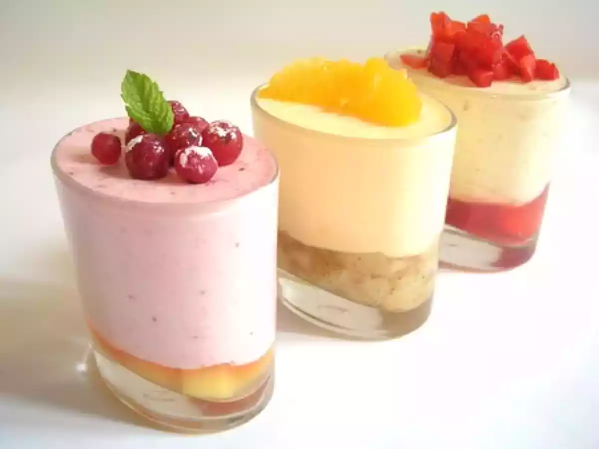 Verrines aux mousses de clémentine, fraise et mangue