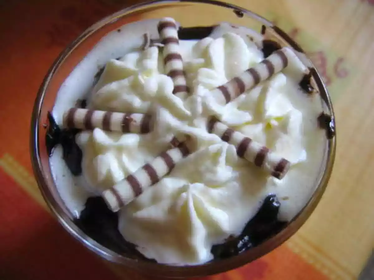 Verrines aux pêches, coulis de chocolat et concassé croquant de caramel - photo 2