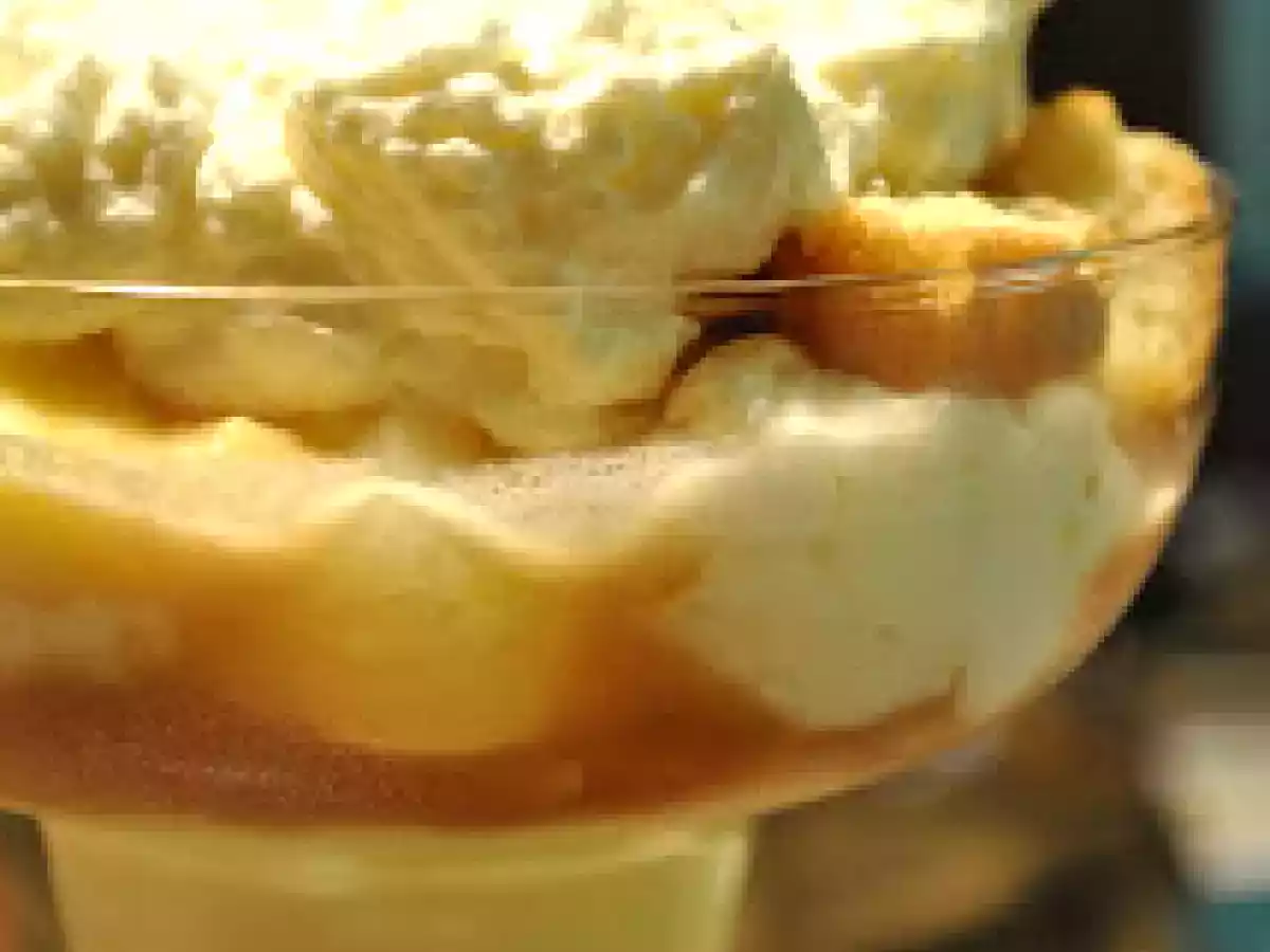 Verrines aux poires, au caramel et croquant aux amandes