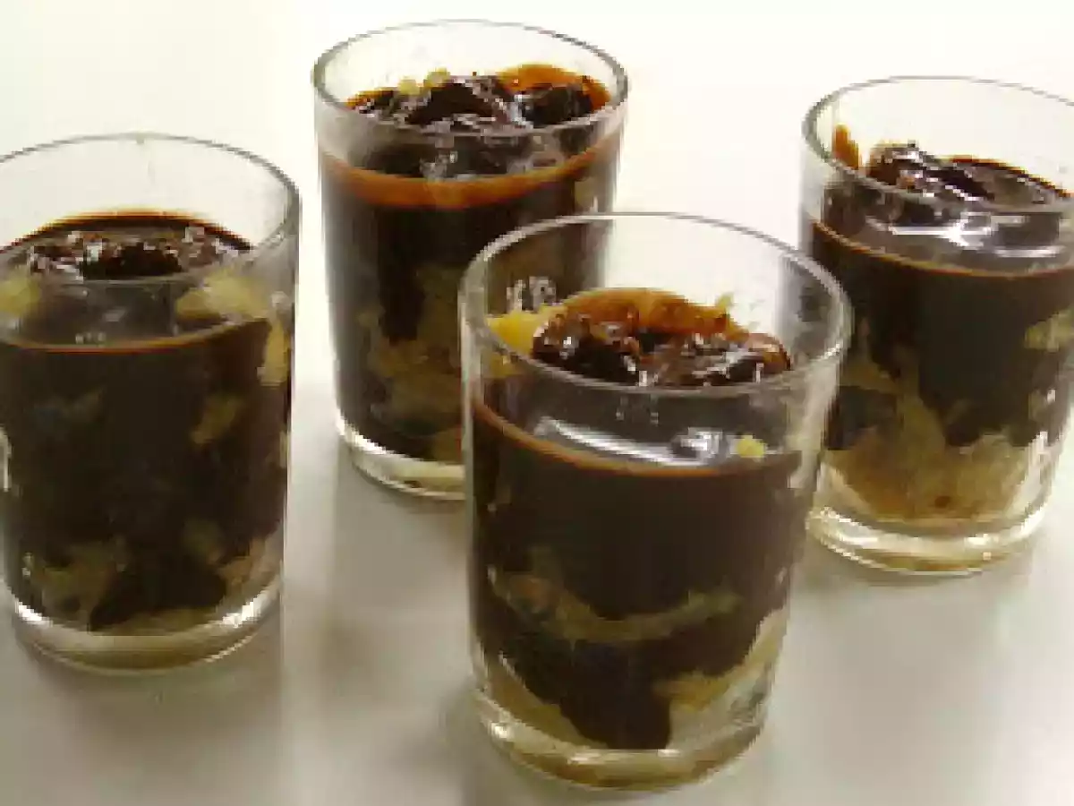 Verrines aux pommes caramélisées avec cacahuètes et sauce au chocolat