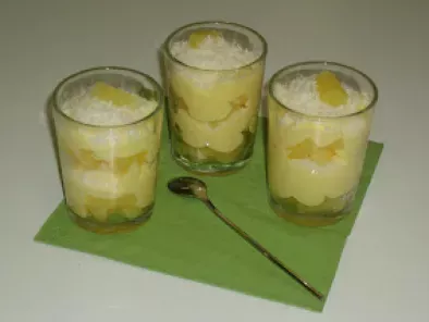 Verrines avec ananas, pudding vanille et noix de coco râpée
