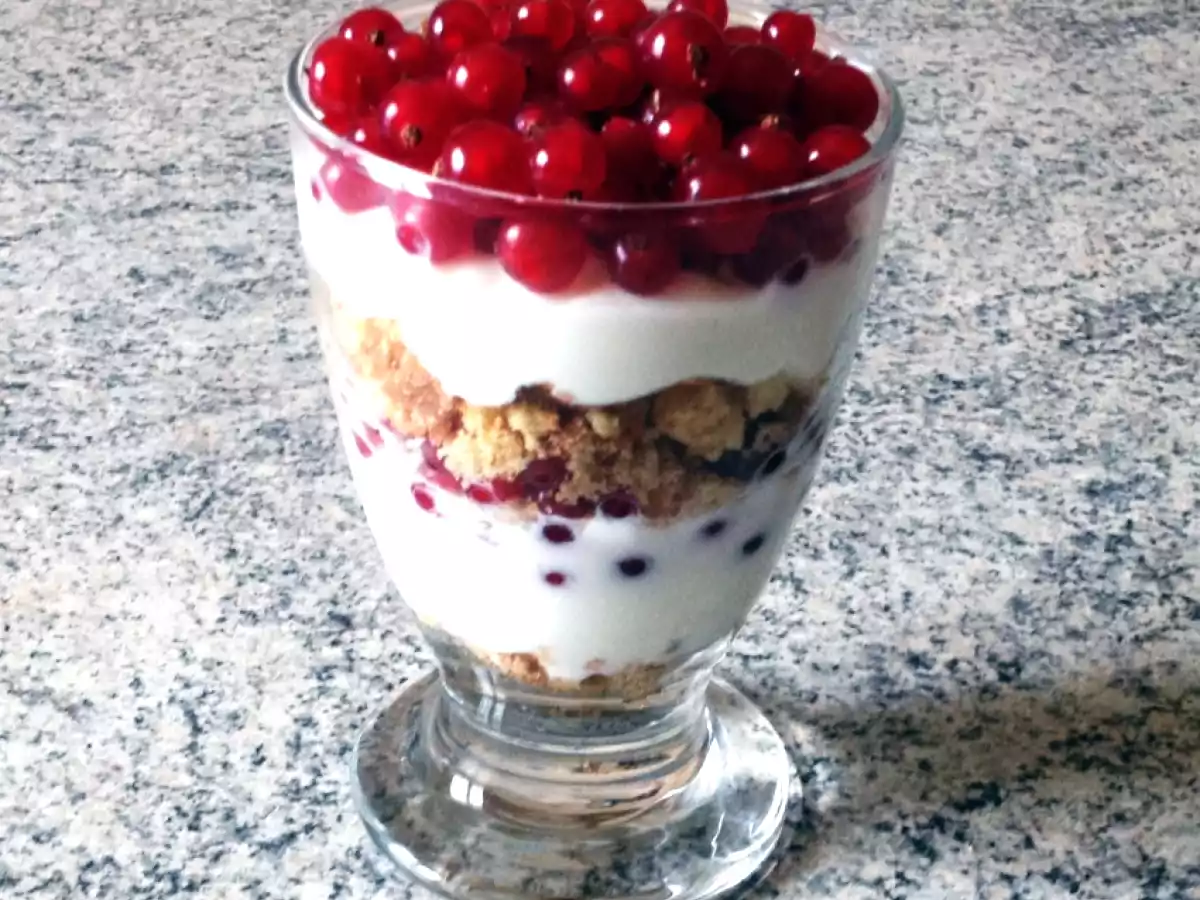 Verrines biscuitées au fromage blanc et aux groseilles