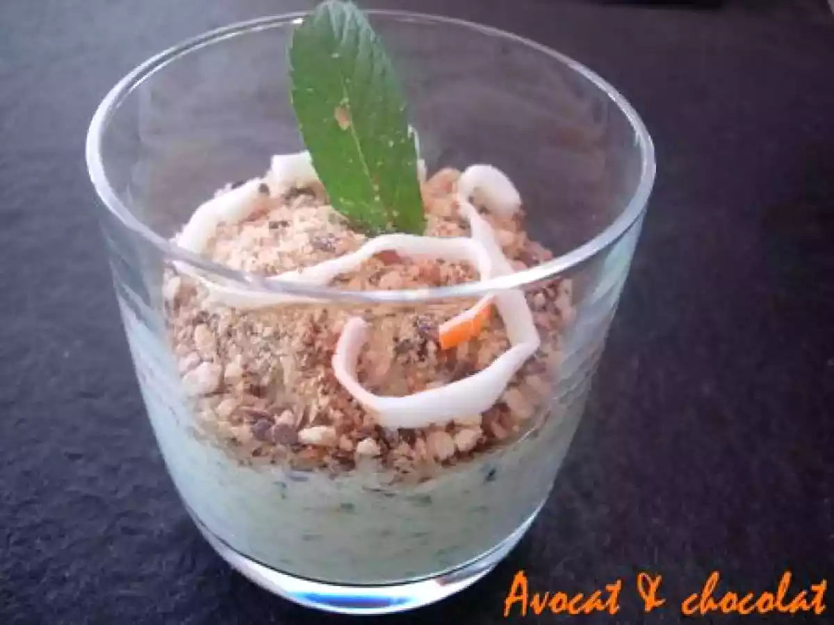 **Verrines, citronnées et son émiétté croustillant : Concombre, surimi **