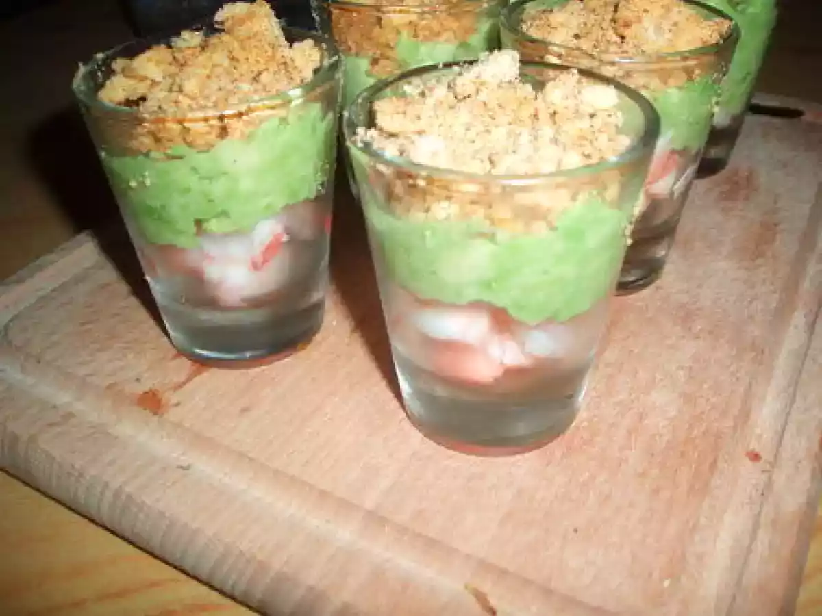 Verrines crevette, avocat, crumble épicé