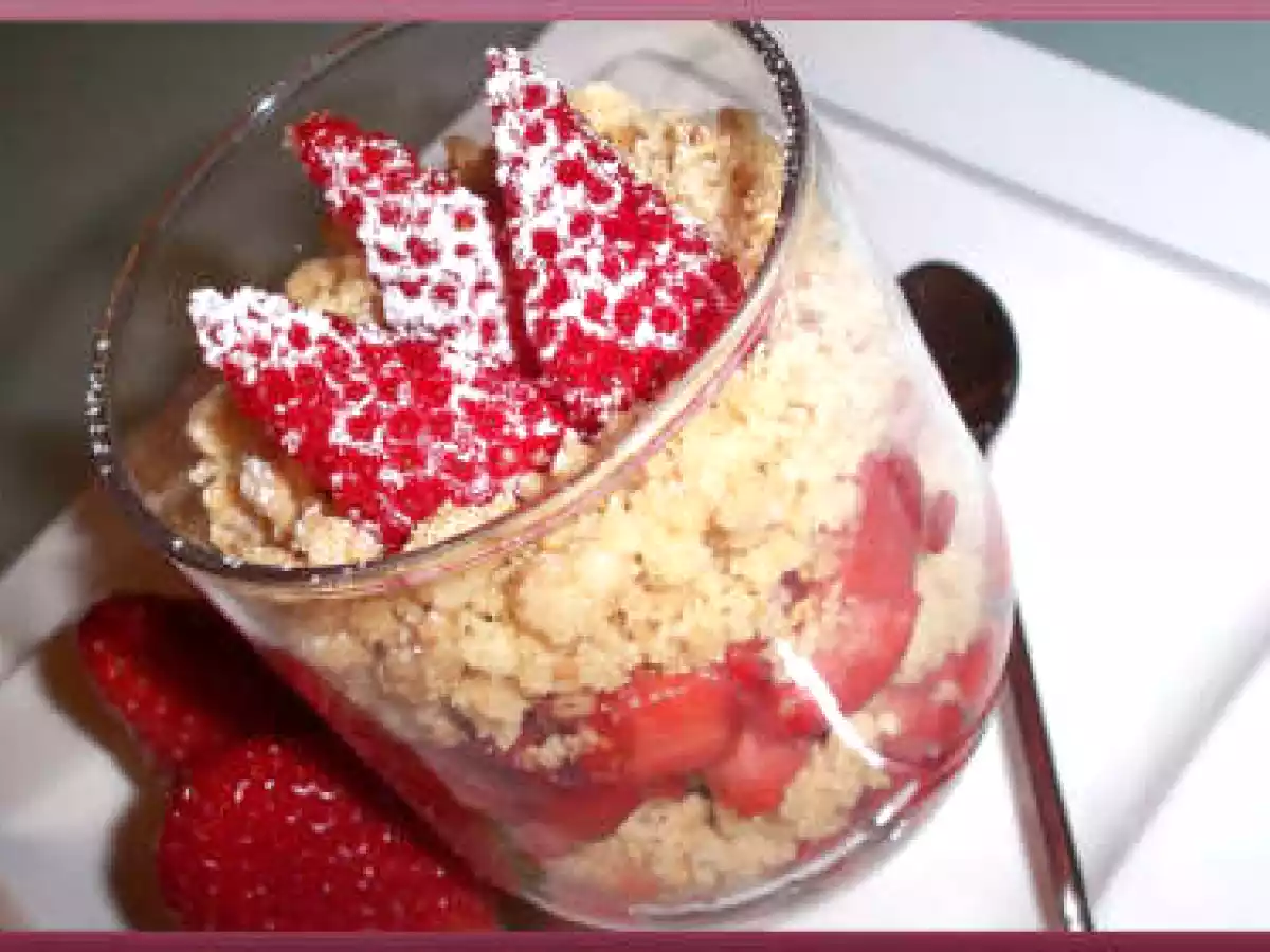 Verrines de crumble aux fraises fraîches