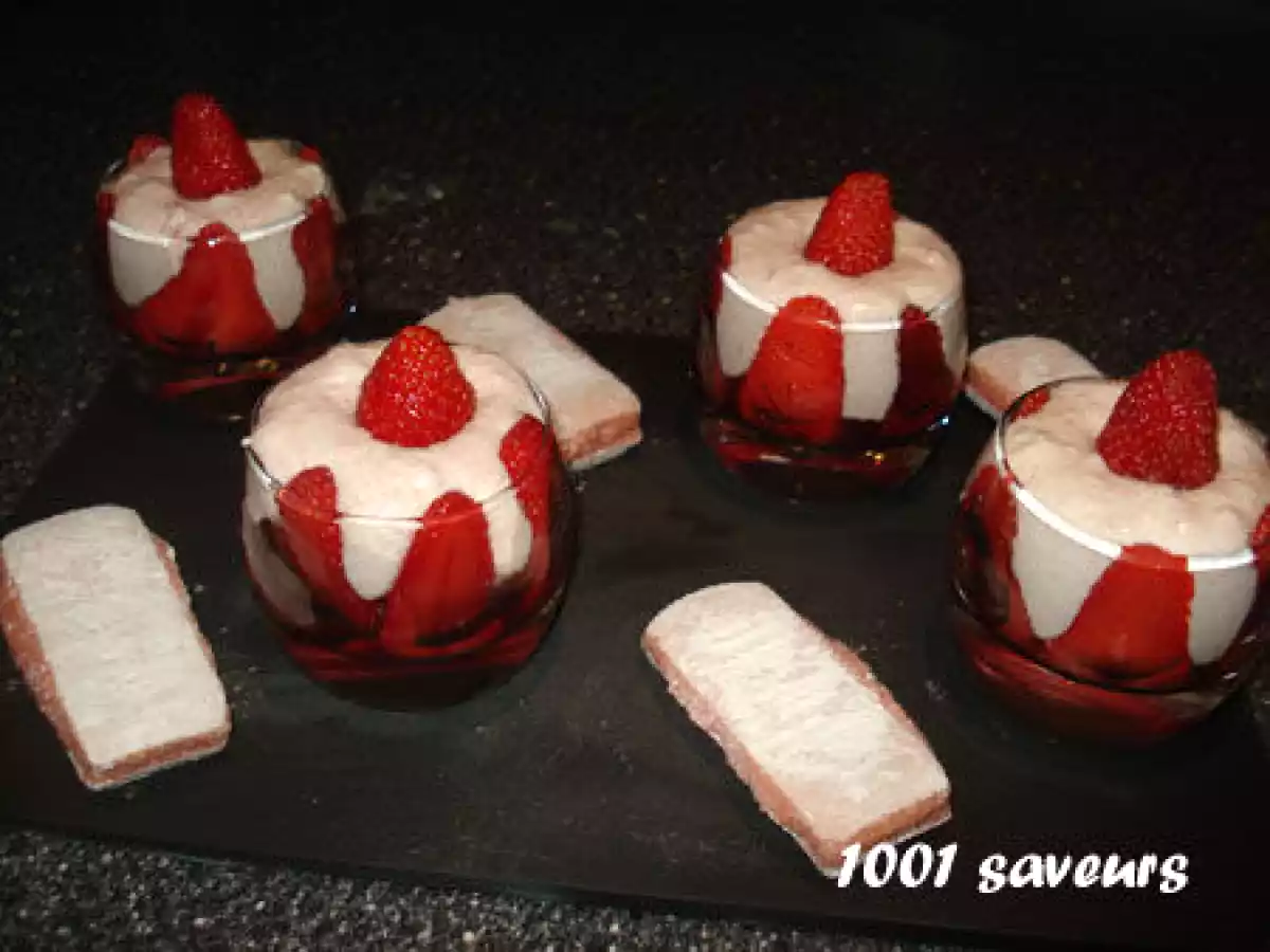 Verrines de fraises au fromage blanc et biscuits roses de Reims