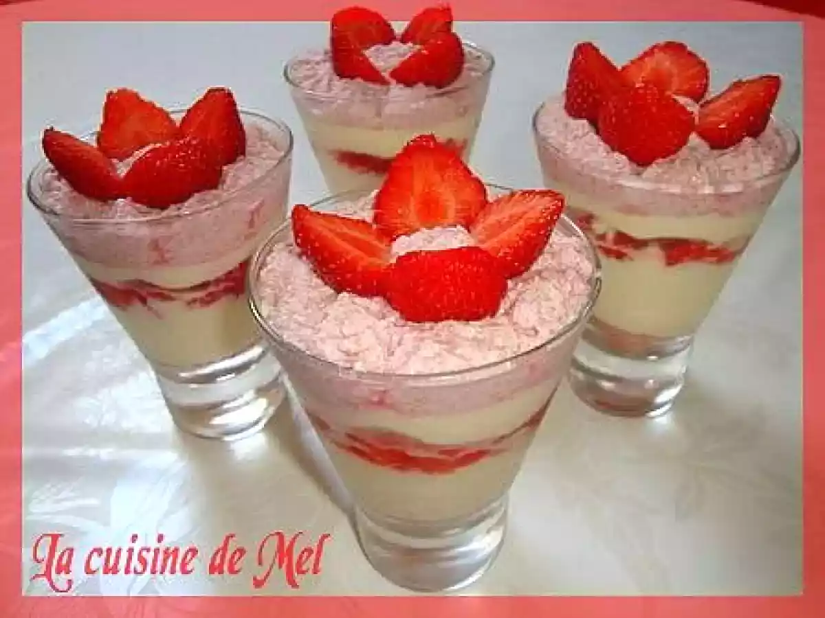 VERRINES DE FRAISES AU MASCARPONE ET SA CHANTILLY AUX FRUITS ROUGES