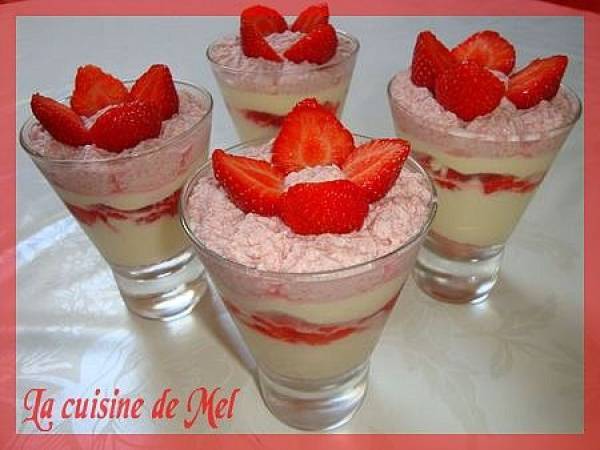 VERRINES DE FRAISES AU MASCARPONE ET SA CHANTILLY AUX FRUITS ROUGES