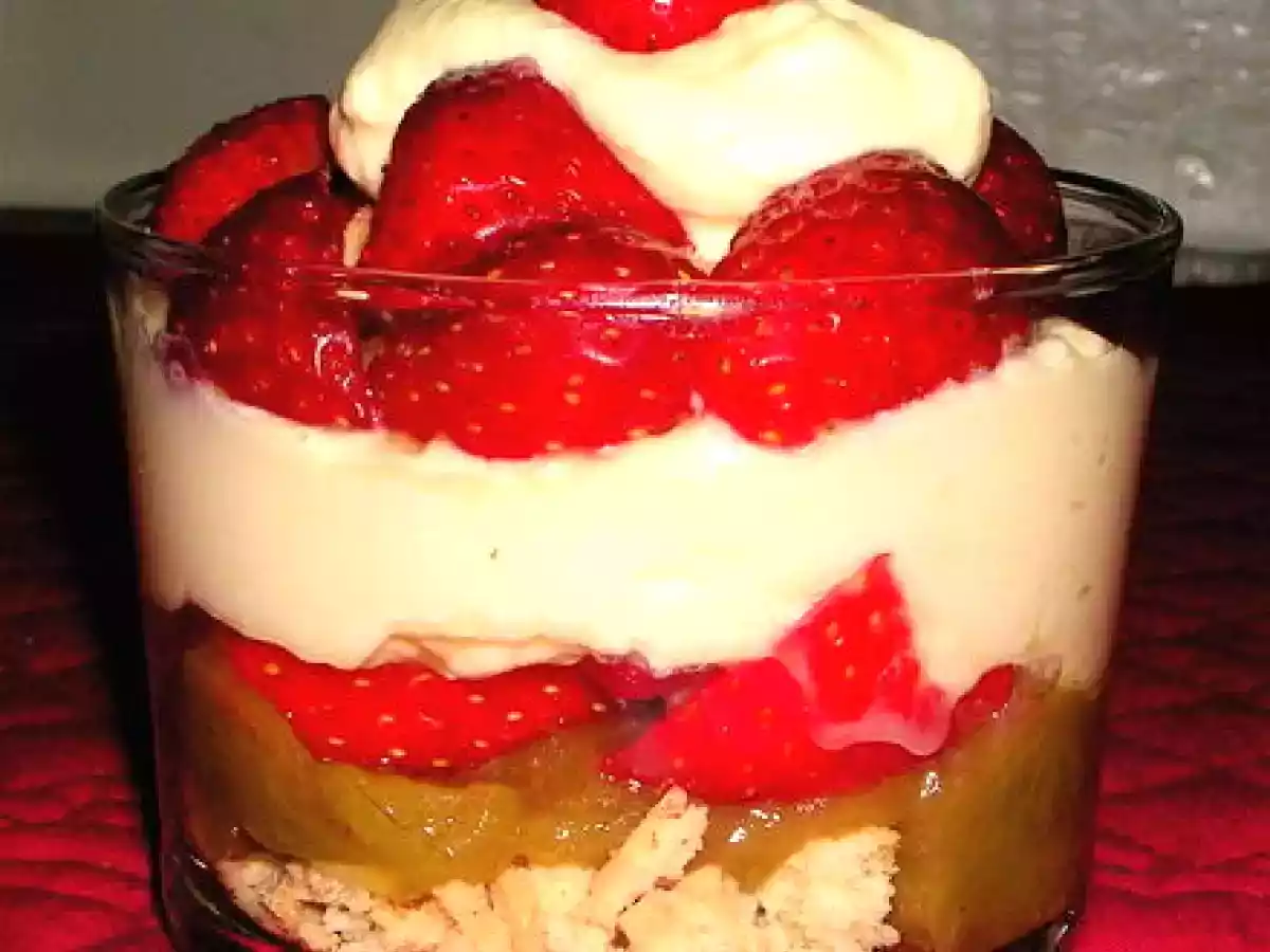 Verrines de fraises et rubharbe compotée, délice de Mascarpone
