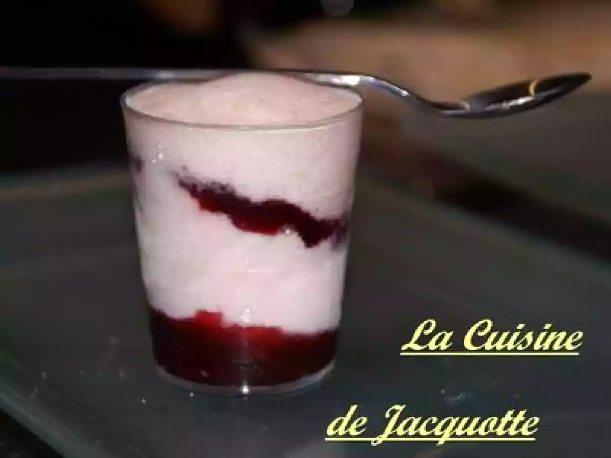 VERRINES DE GLACE AU BISCUITS ROSES ET CONFITURE DE FRAMBOISES