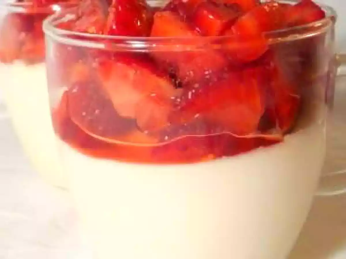 Verrines de mousse au chocolat blanc et fraises.