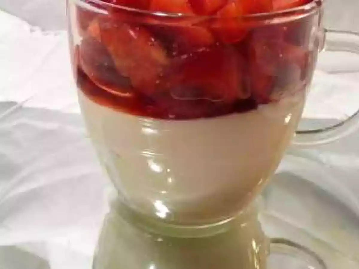 Verrines de mousse au chocolat blanc et fraises. - photo 2