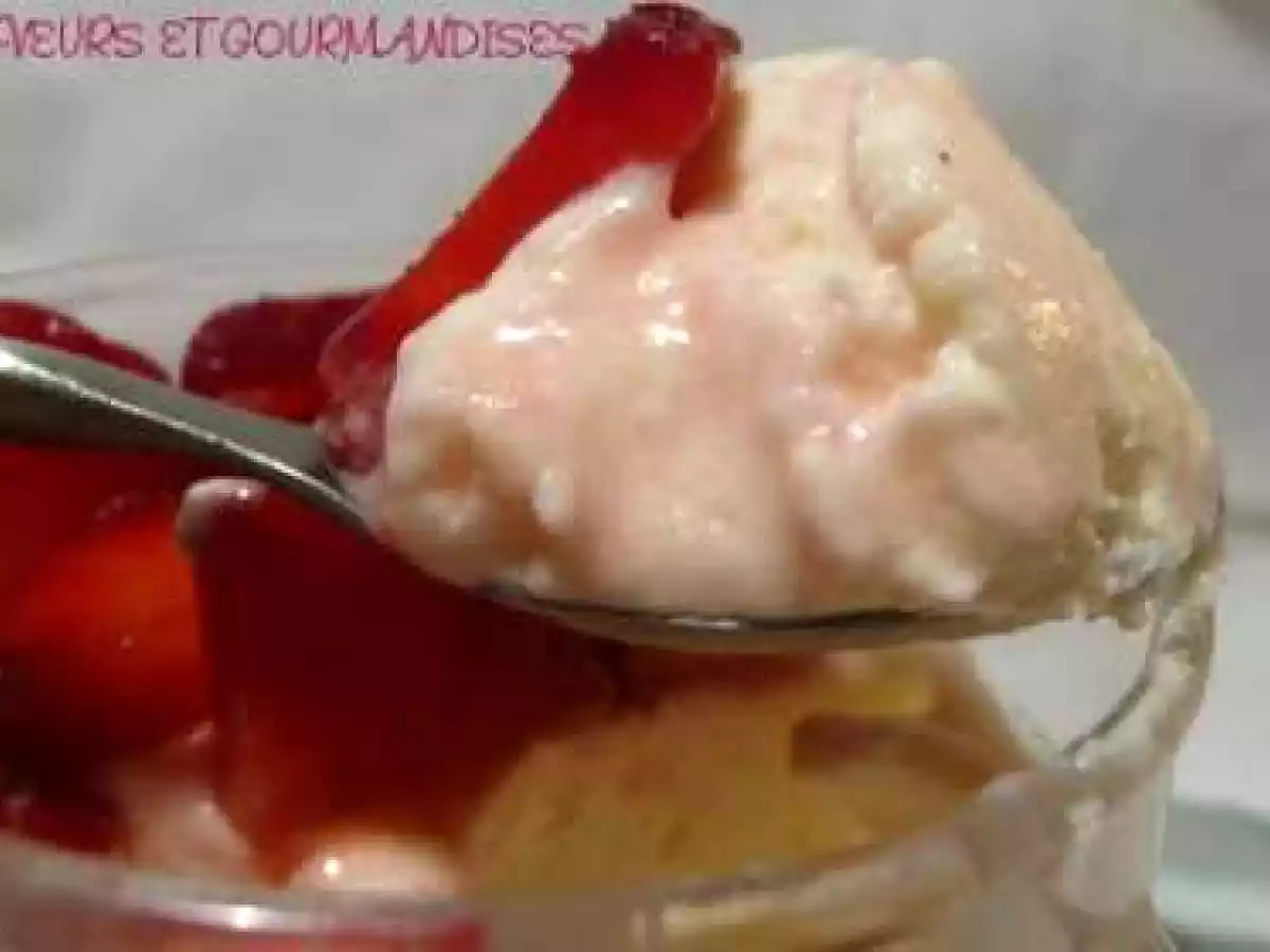 Verrines de mousse au chocolat blanc et fraises. - photo 3