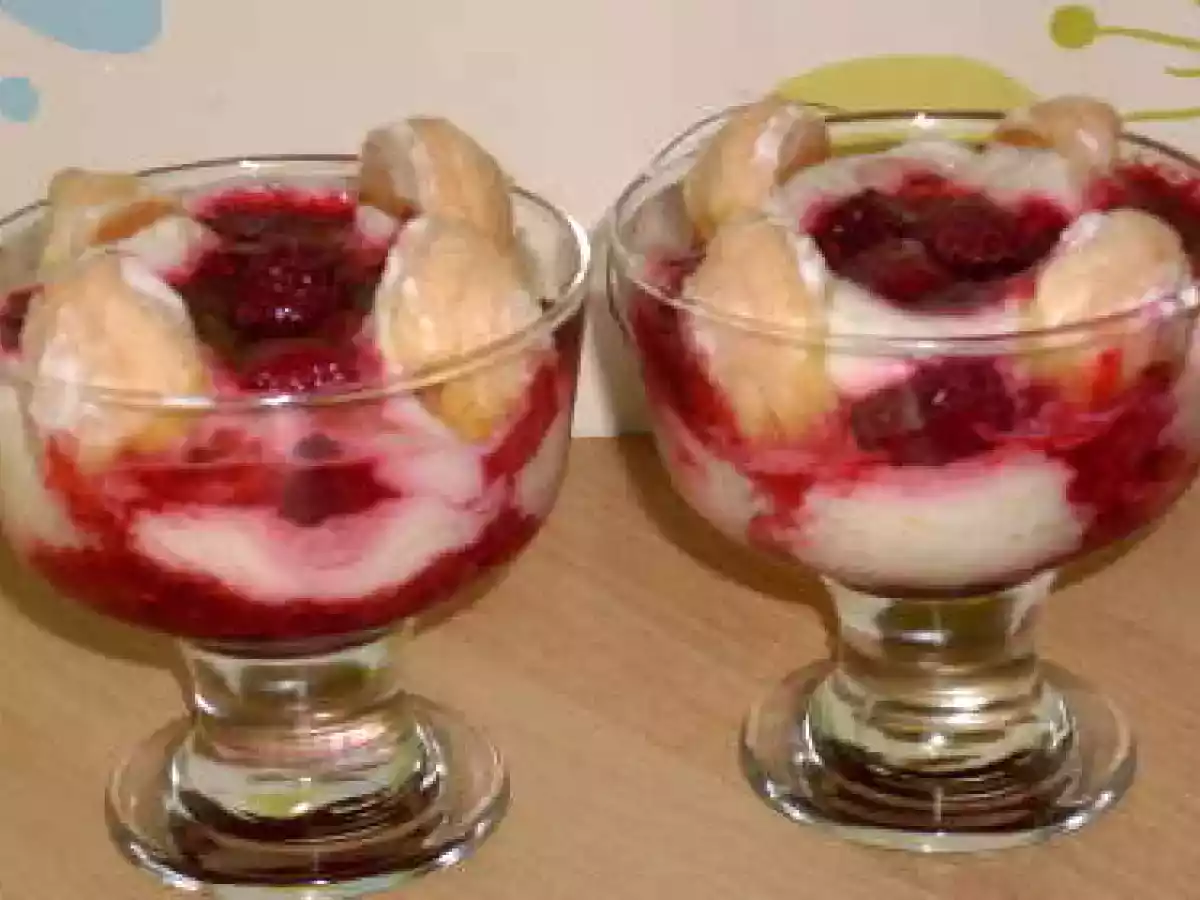 VERRINES DE MOUSSE AU YAOURT A LA RHUBARBE A LA PUREE DE FRAMBOI