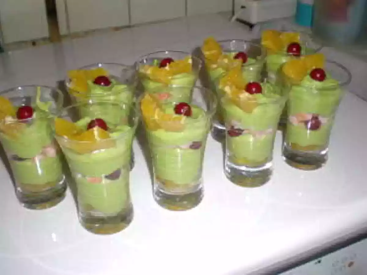VERRINES DE MOUSSE D4AVOCAT ET TOMATES FRAICHES