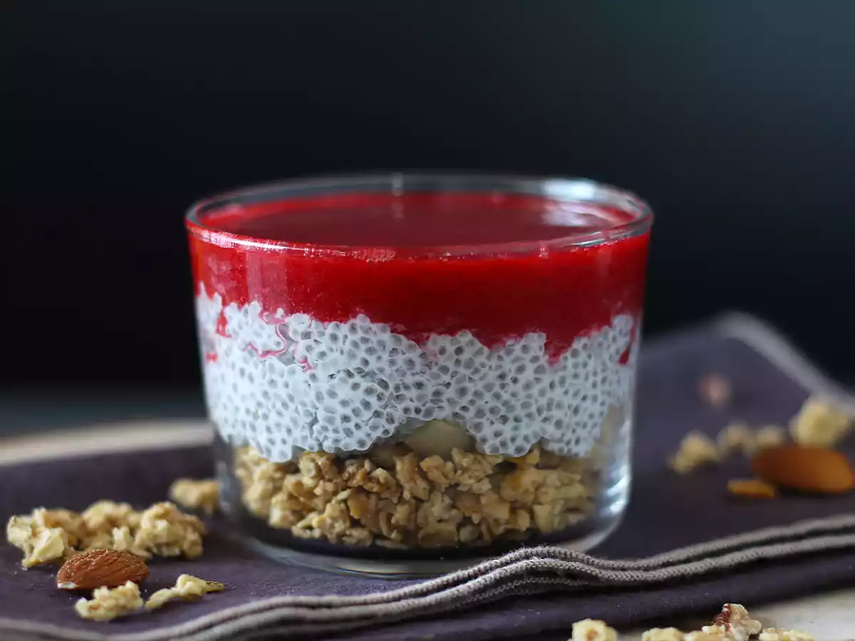 Verrines de pudding de chia au lait de coco, framboises et granola - photo 2