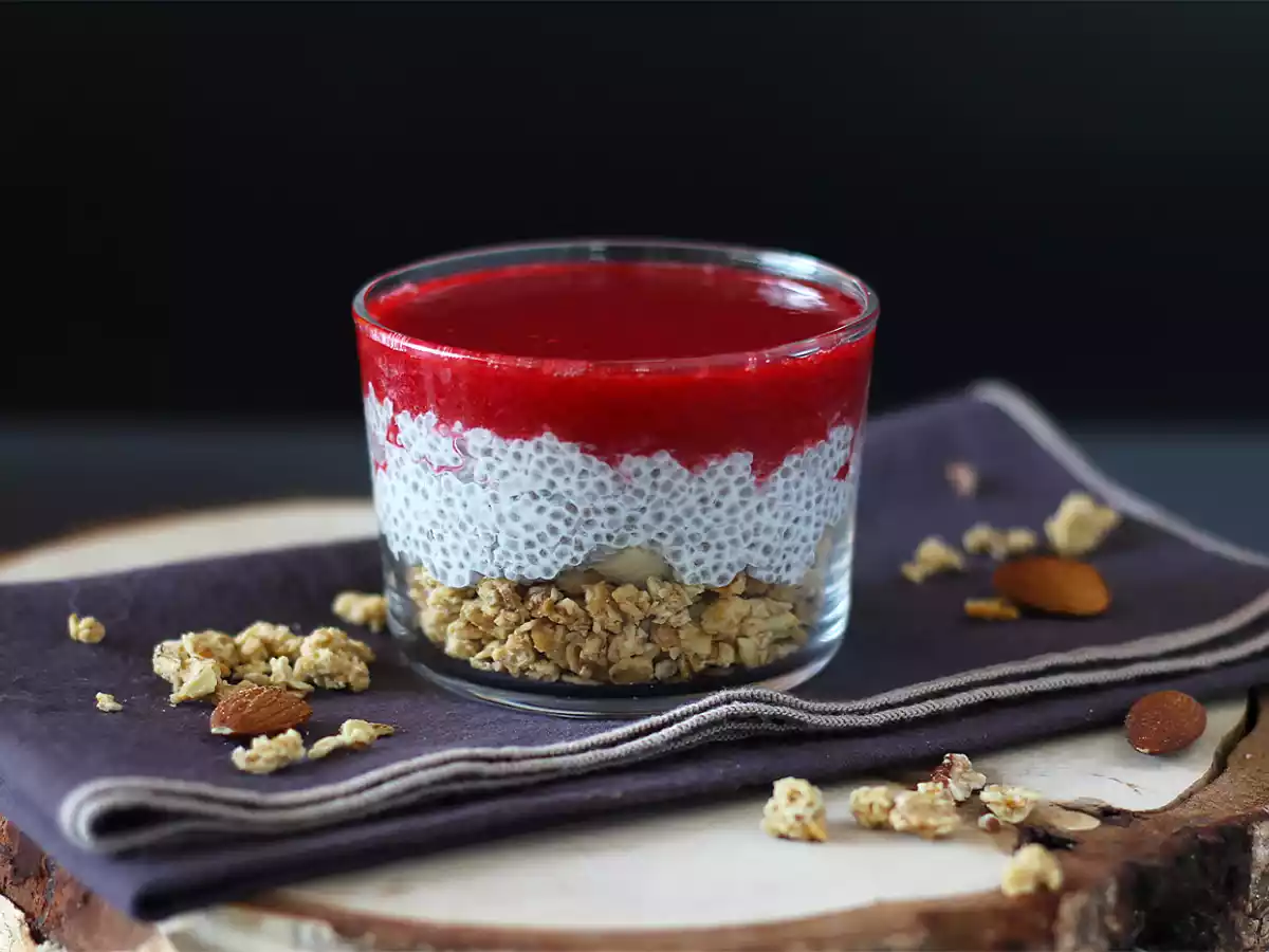 Verrines de pudding de chia au lait de coco, framboises et granola