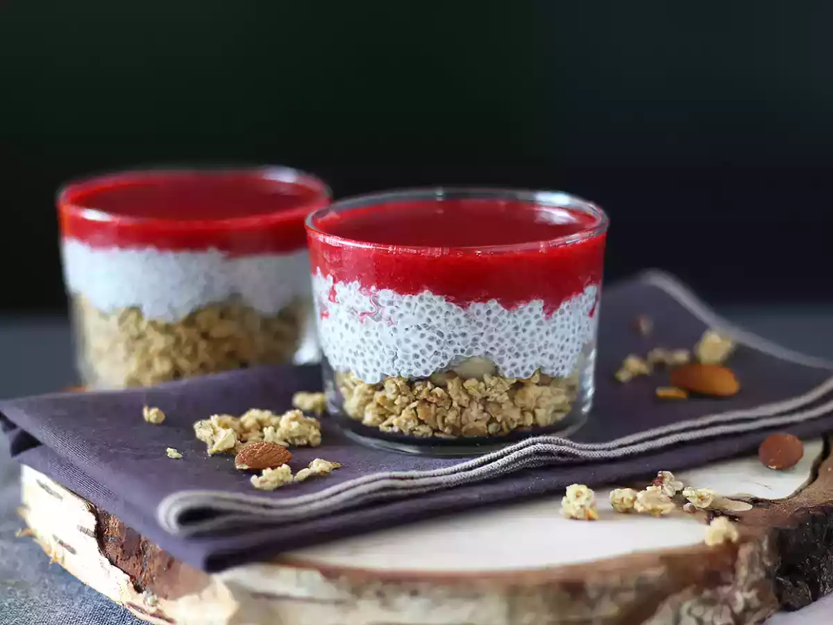 Verrines de pudding de chia au lait de coco, framboises et granola - photo 4