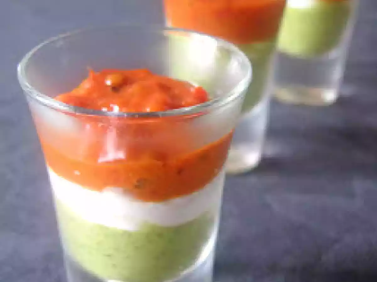 Verrines de purée de courgettes, fromage de chèvre et coulis de tomates confites