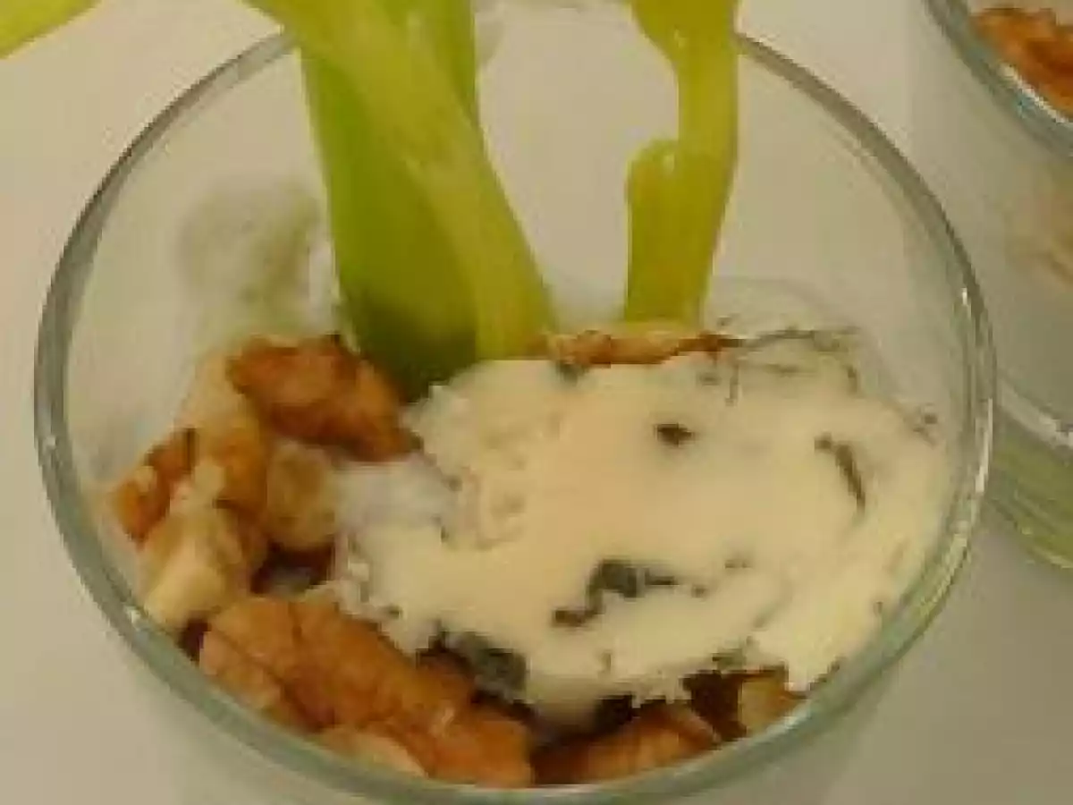 VERRINES DE ROQUEFORT AU CÉLERI ET AUX NOIX