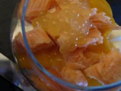 Verrines de saumon frais à la mangue, chantilly citron et billes passion