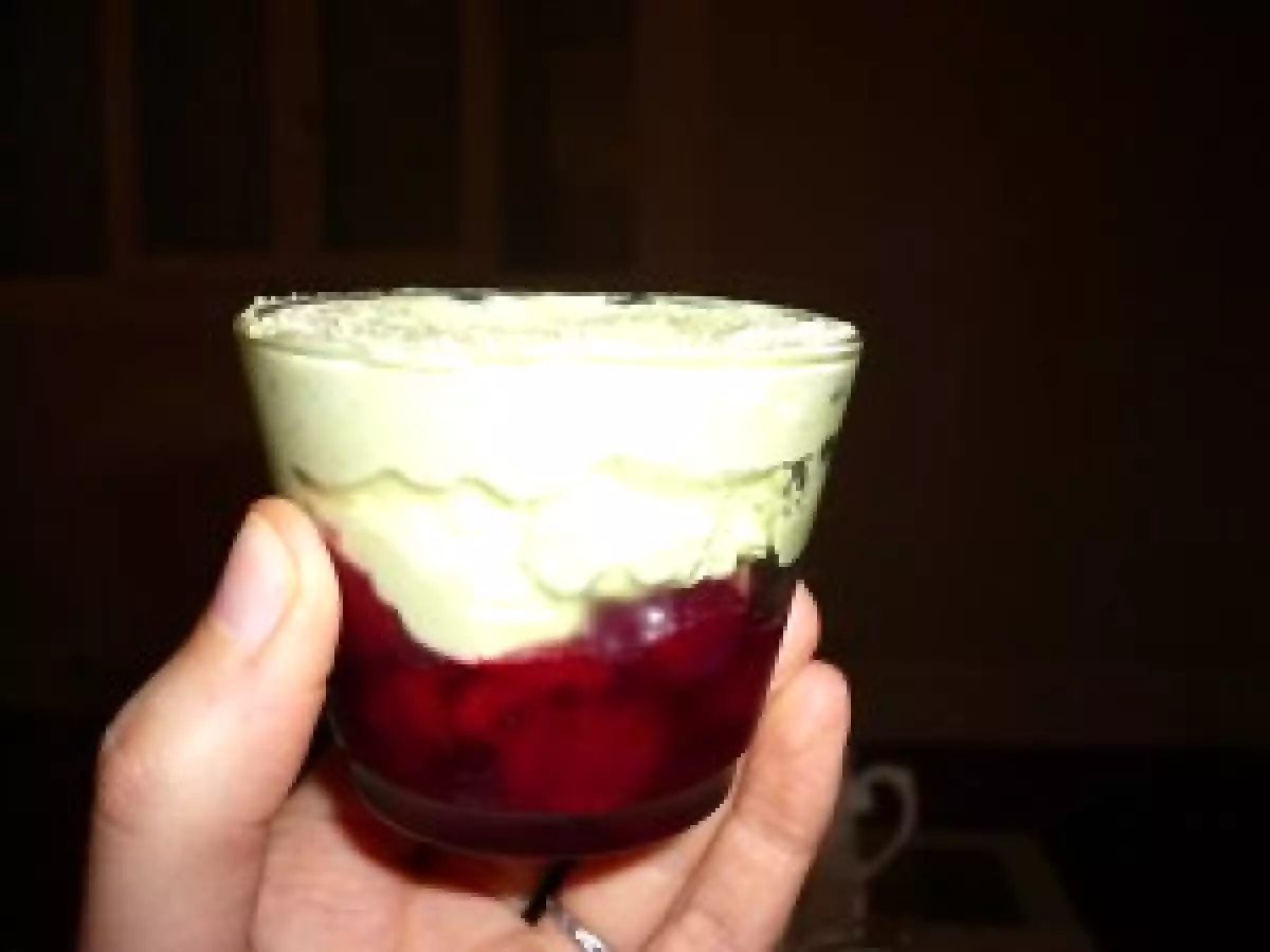 Verrines de thé matcha au chocolat blanc sur compotée de cerises