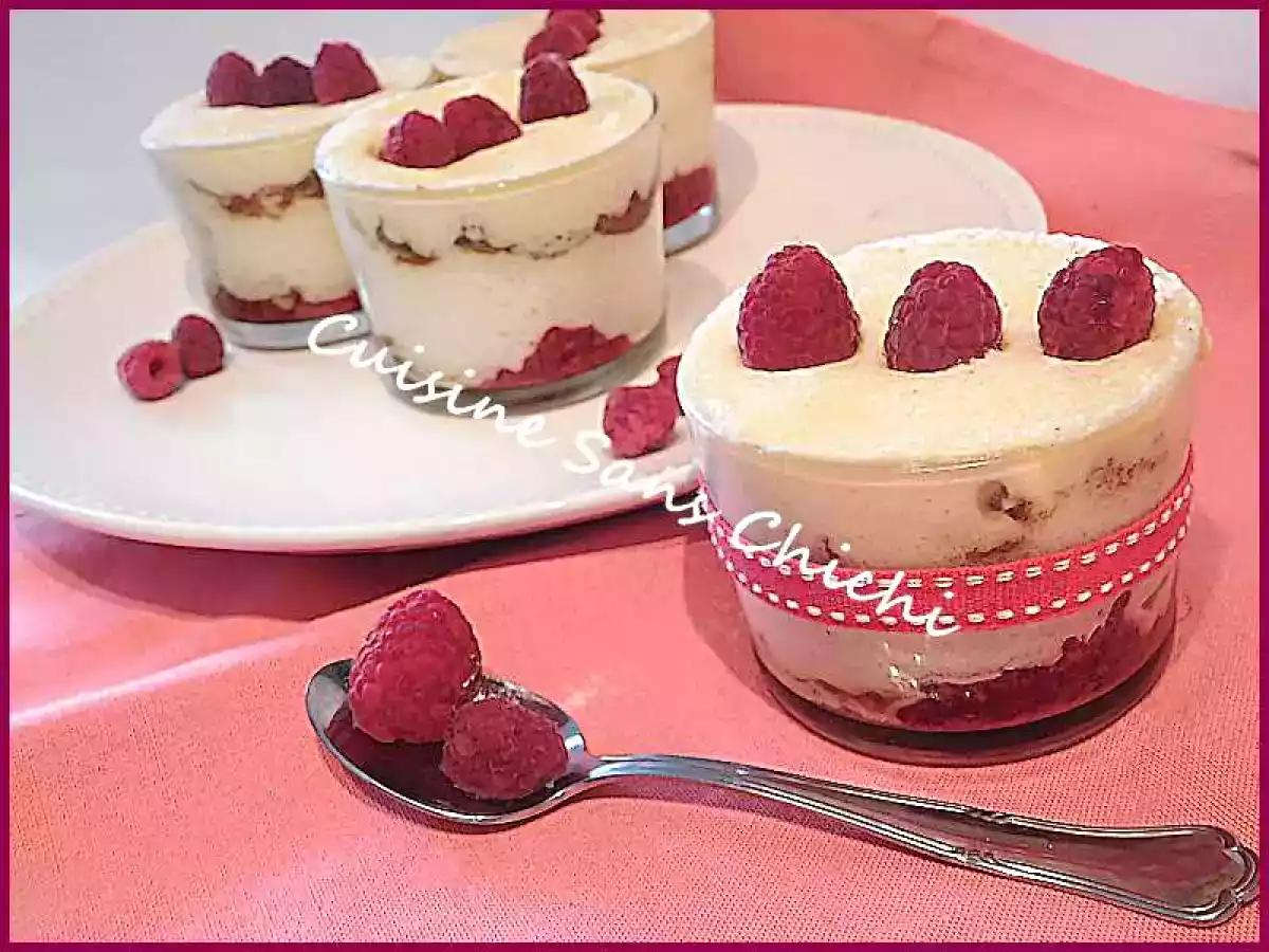 Verrines de tiramisu aux framboises et spéculoos.