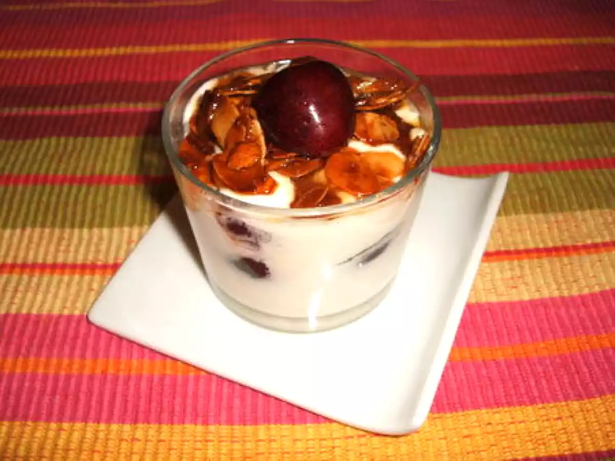 Verrines de yaourt aux cerises & amandes caramélisées