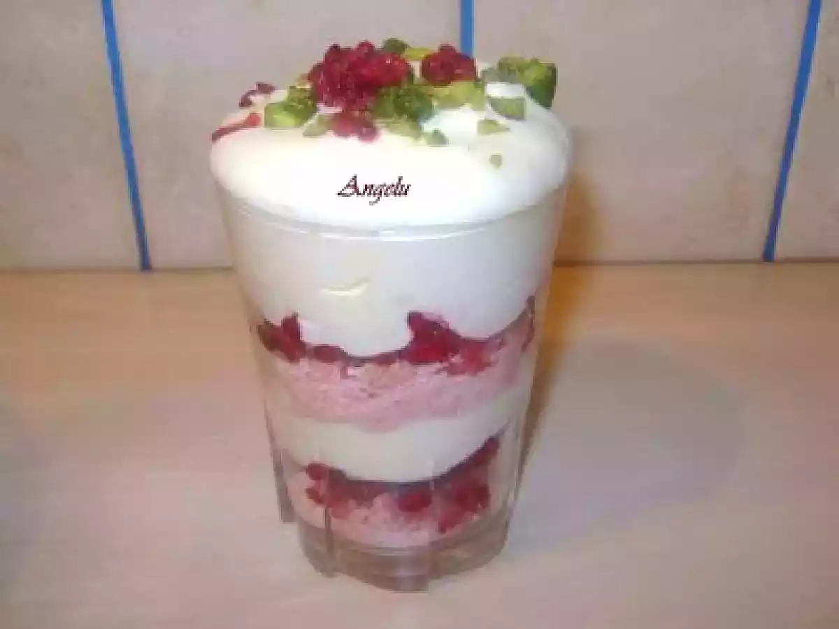 Verrines framboises-mascarpone-pistaches sur lit rose