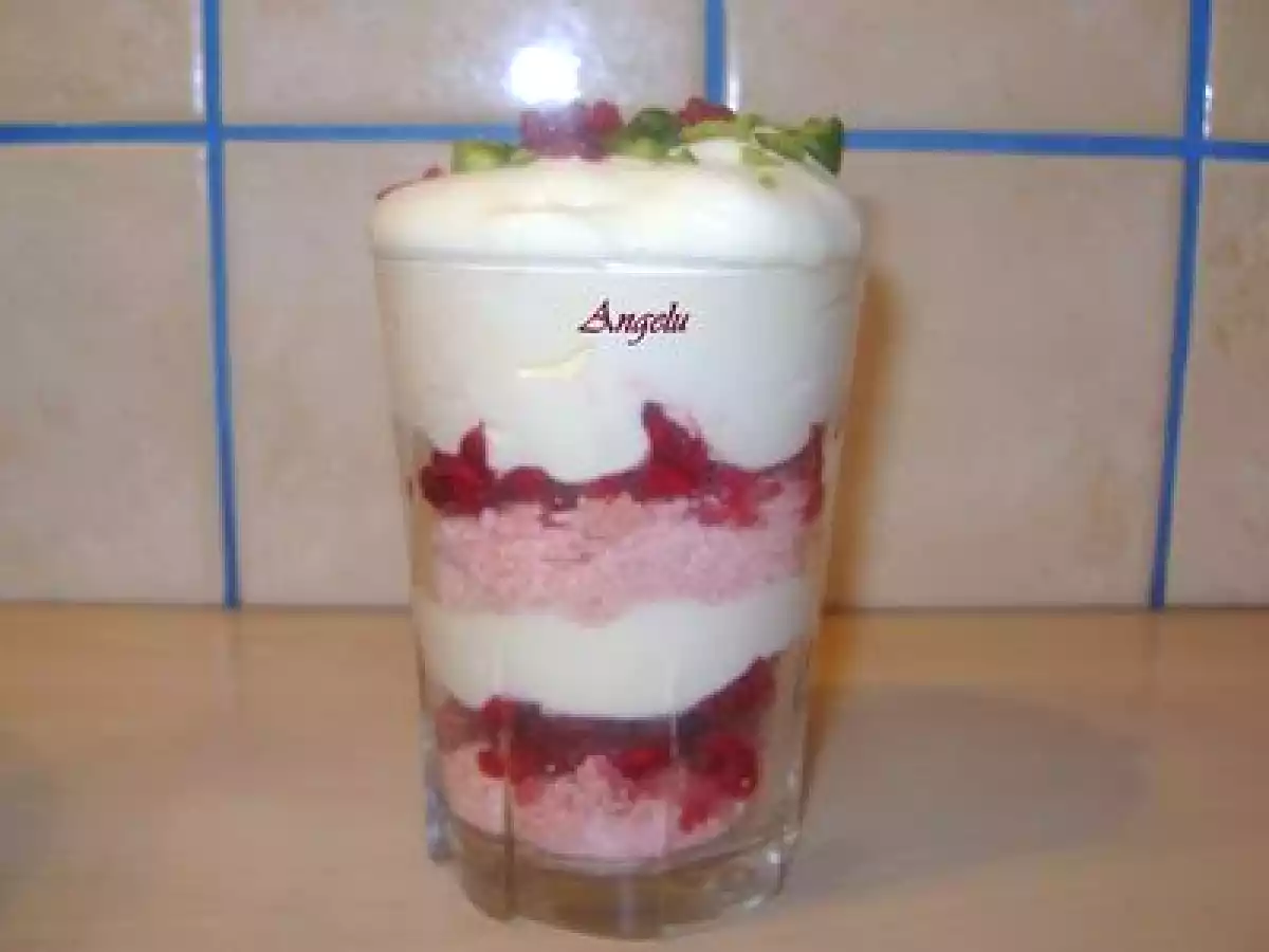 Verrines framboises-mascarpone-pistaches sur lit rose - photo 2