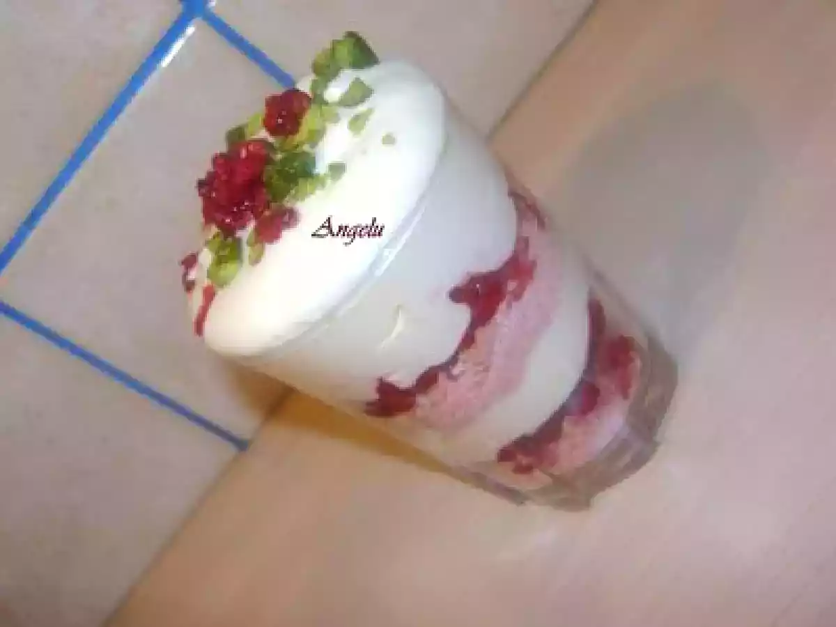 Verrines framboises-mascarpone-pistaches sur lit rose - photo 3