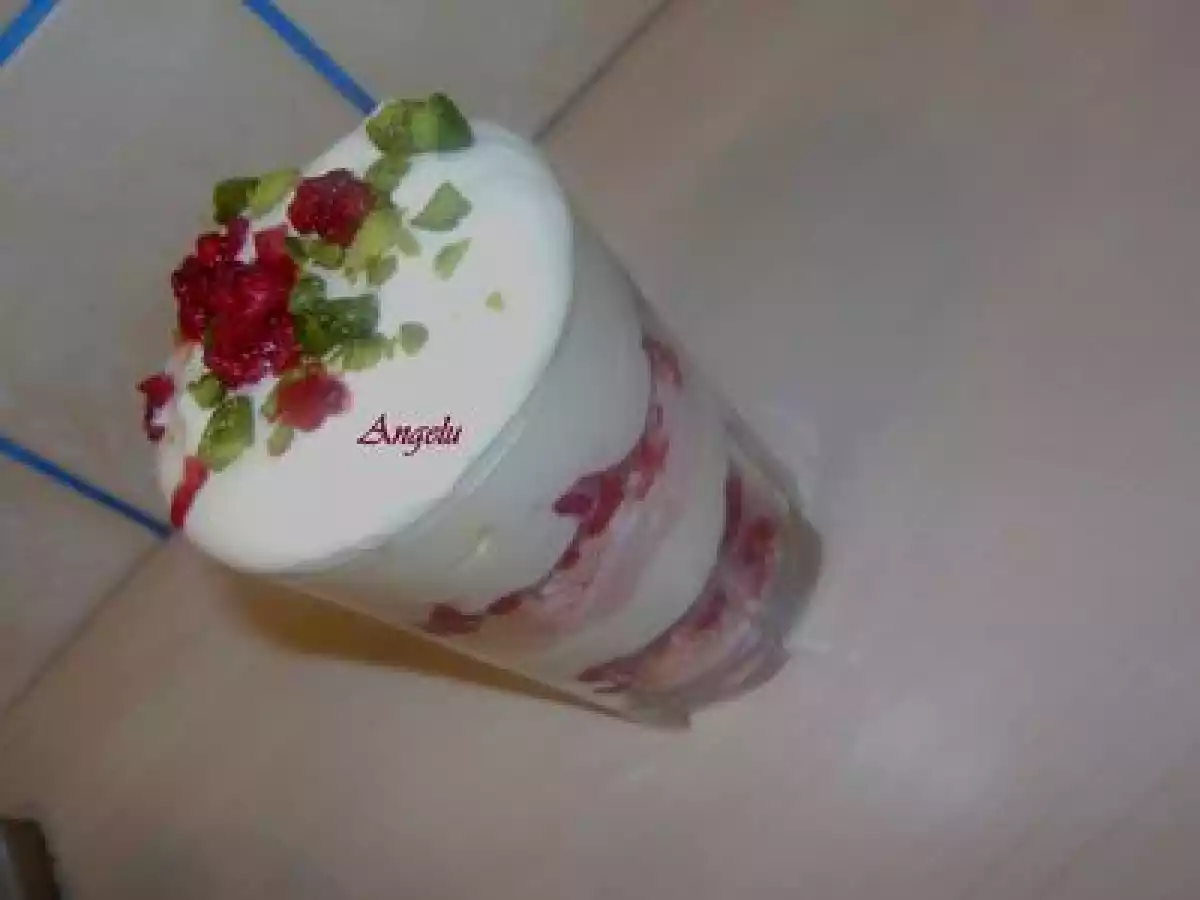 Verrines framboises-mascarpone-pistaches sur lit rose - photo 4