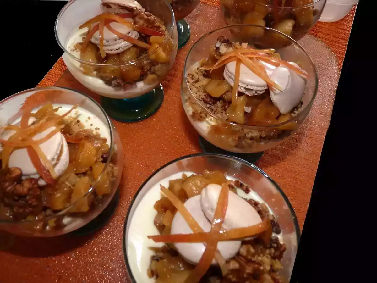 Verrines panna cotta, compotée de pommes et streusel aux noix du