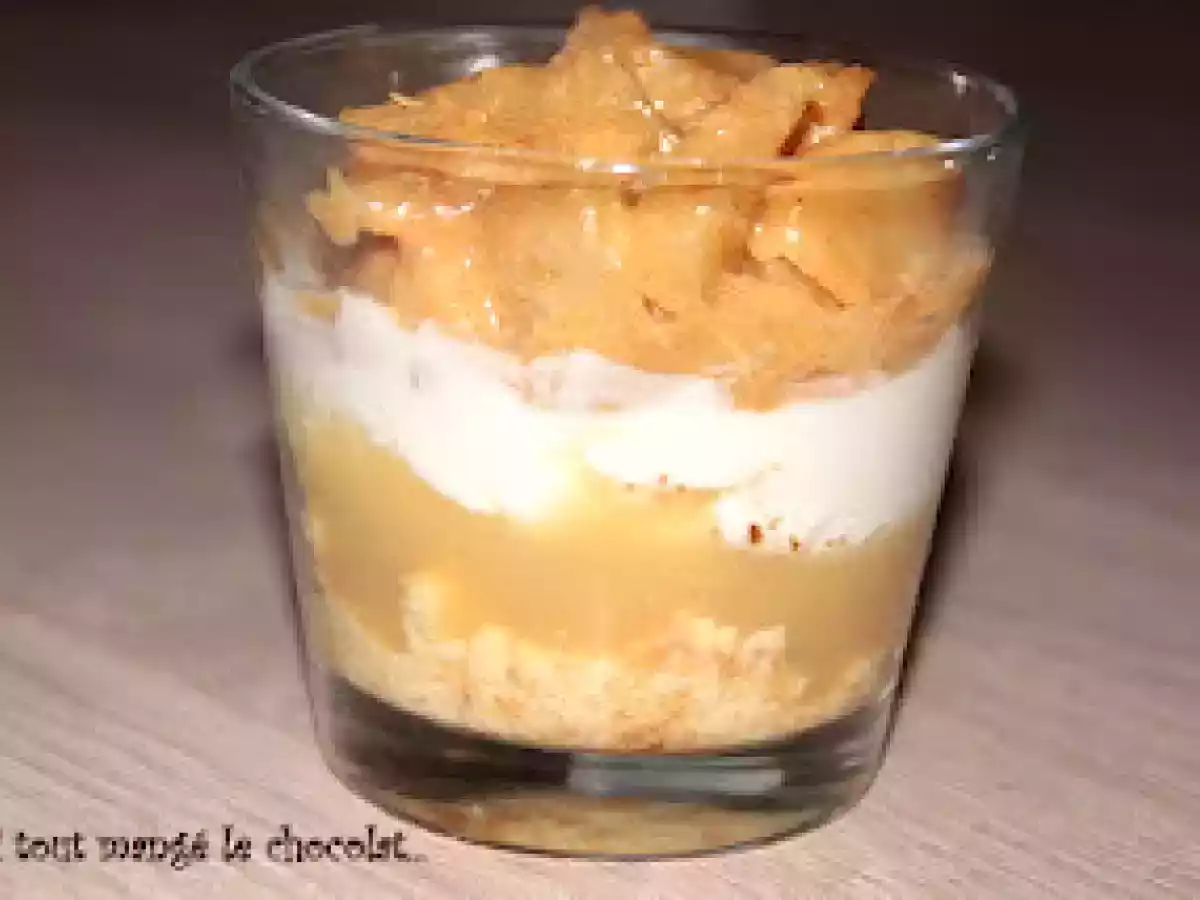 Verrines pommes, compote, fromage blanc, pâte crumble