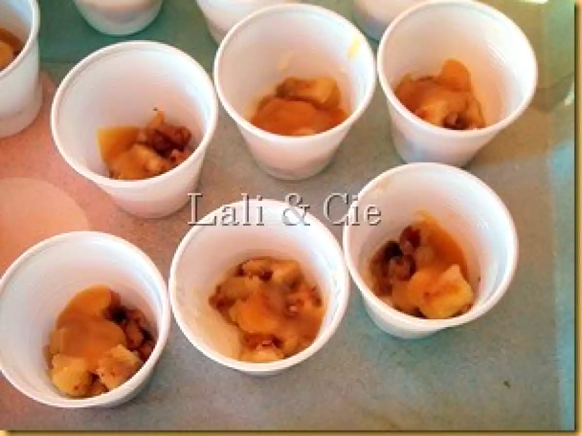 Verrines pommes/noix, sauce caramel au beurre salé.