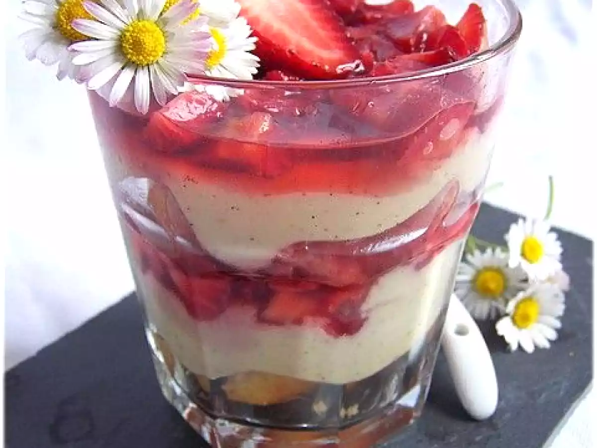 Verrines printanières façon charlotte aux fraises destructurée de Léa