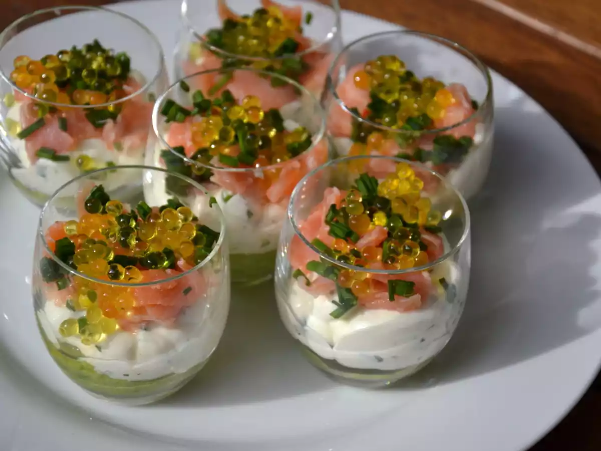 Verrines saumon Boursin avocat et perles de saveurs à la mangue