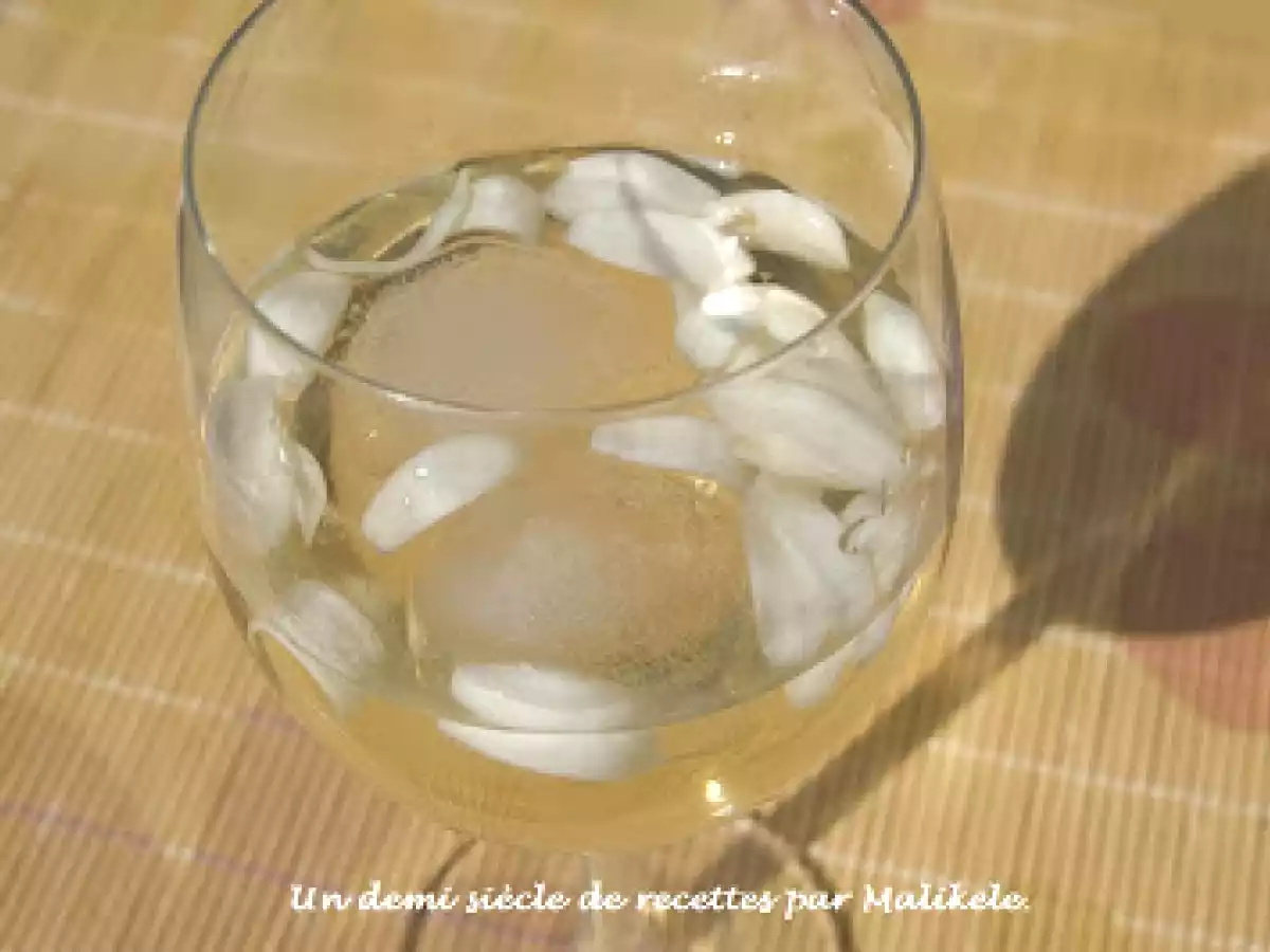 Vin blanc parfumé à le fleur d'orange amère.