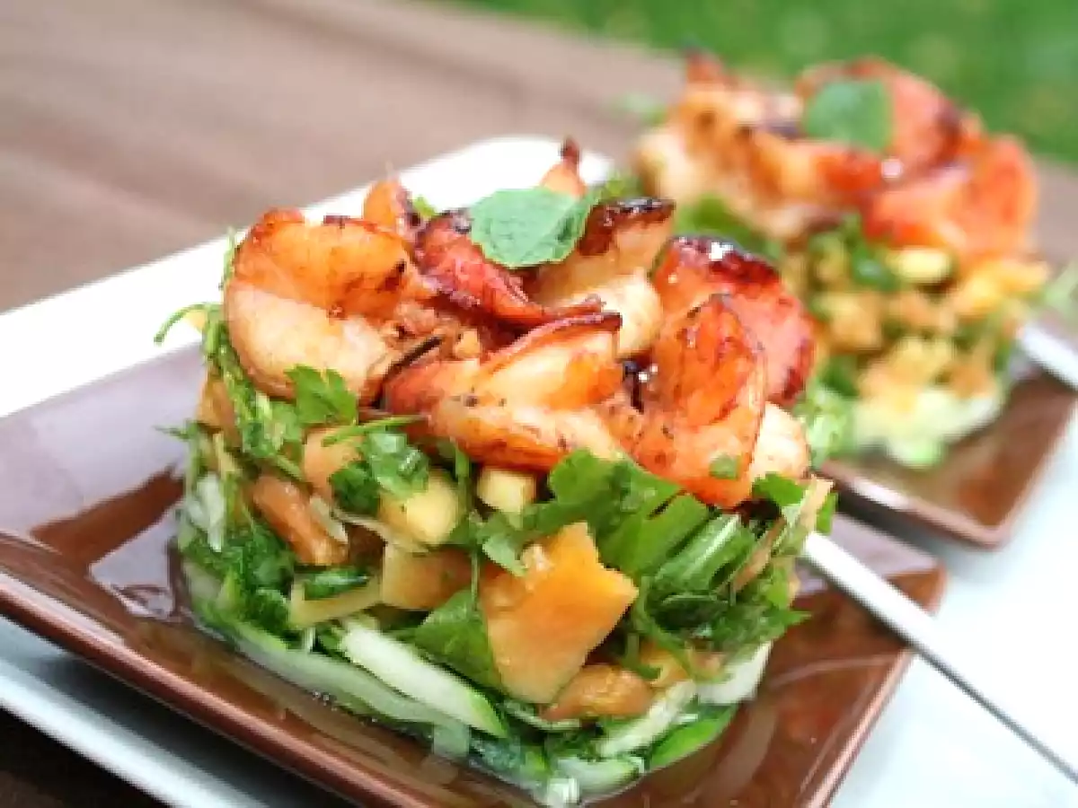 Voici la timbale de crevettes avec la papaye aux herbes