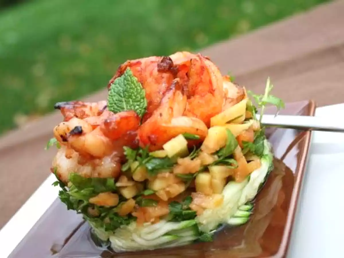 Voici la timbale de crevettes avec la papaye aux herbes - photo 2