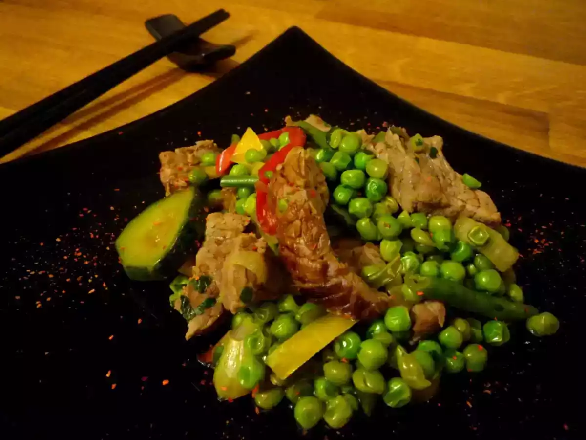 Wok de boeuf aux légumes de printemps