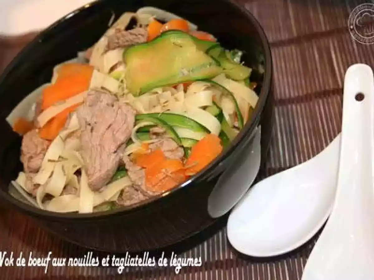 WOK DE BOEUF AUX NOUILLES ET TAGLIATELLES DE LEGUMES