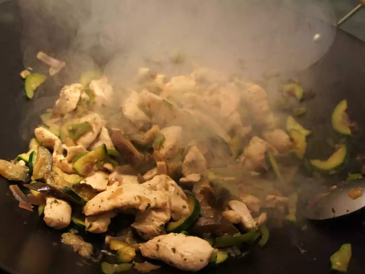 Wok de dinde et ses légumes de saison