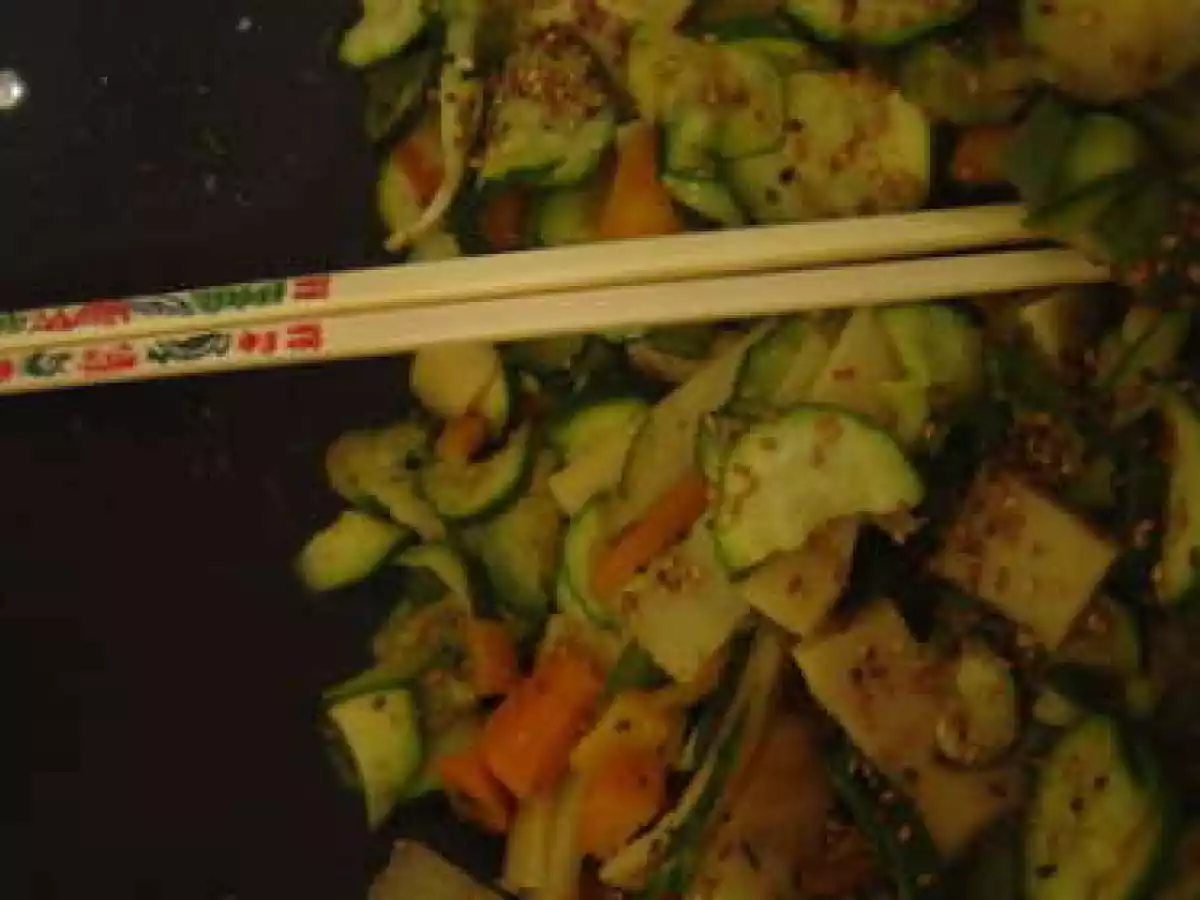 Wok de légumes aux épices sauce soja et graines de sésame