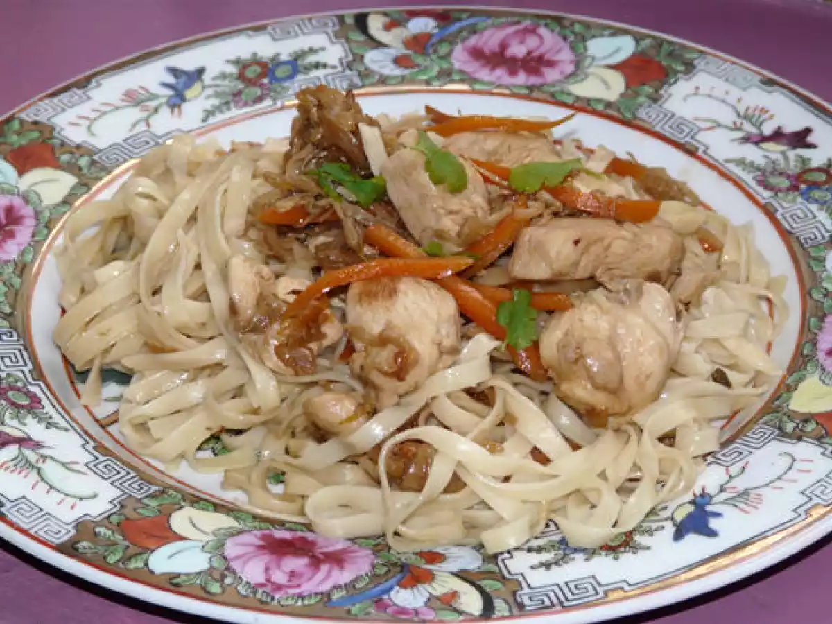 Wok de nouilles au poulet et aux germes de soja