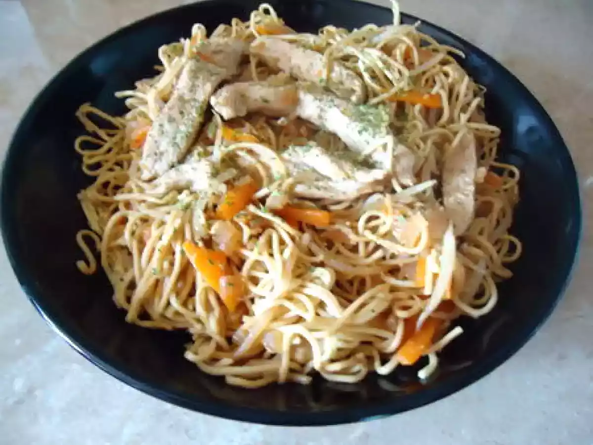 Wok de nouilles au poulet et aux germes de soja